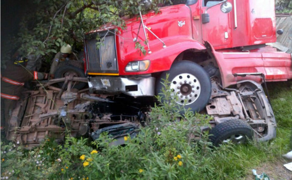 Niño muere en accidente entre rastra y pick up en Honduras