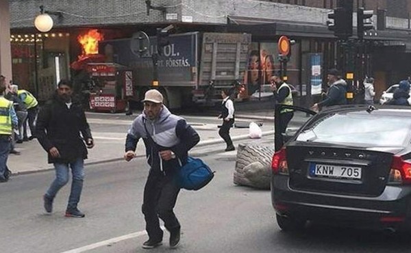 Camión atropella a decenas de personas en Estocolmo