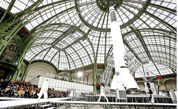 La colección de invierno de Chanel, ¡todo un viaje al futuro!