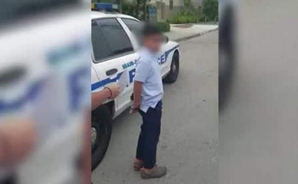 Impactantes imágenes del niño hispano de 7 años arrestado por violencia escolar