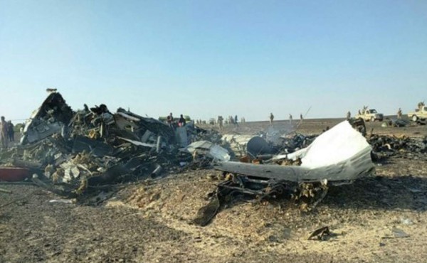 El avión que cayó en Egipto se desintegró en el aire