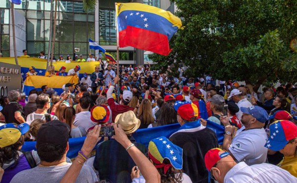 Centenares de venezolanos reclaman en Miami la actuación militar en Venezuela  