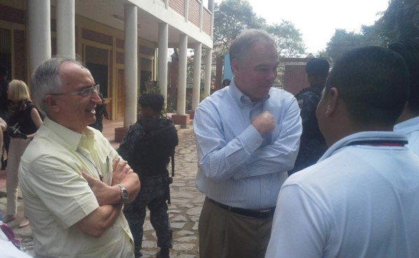 Senador Tim Kaine visita escuela de El Progreso