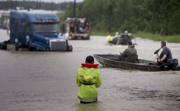 Policía hispano se ahogó al intentar rescatar damnificados en Houston