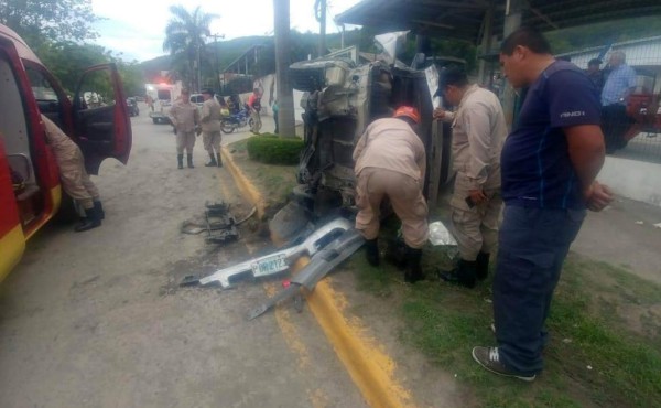 Familia se salva de milagro tras volcar su camioneta