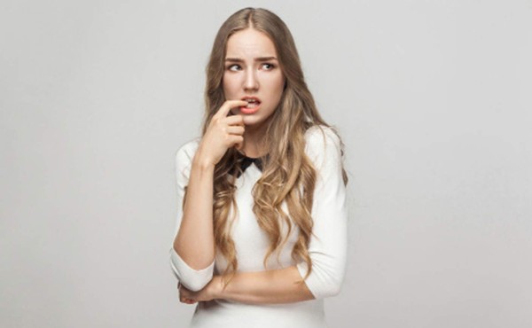 Entre dos espadas y no sabe qué hacer