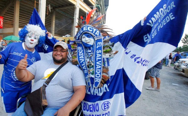 Salvadoreños se hacen sentir en el Olímpico