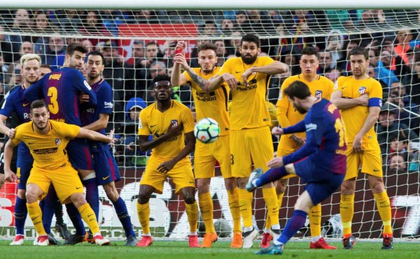 GRAF4741. BARCELONA, 04/03/2018.- El delantero argentino del FC Barcelona Lionel Messi lanza el balón ante los jugadores del Atlético de Madrid, durante el partido de la vigésimo séptima jornada de Liga que disputan en el estadi Nou Camp.EFE/Enric Fontcuberta.