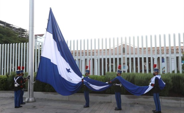 Honduras arranca fiesta del Bicentenario con celebración del Día de la Bandera