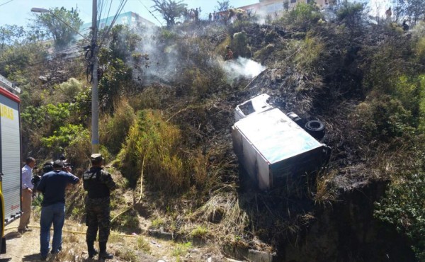 Incendian camión repartidor y luego lo lanzan desde un cerro en Tegucigalpa