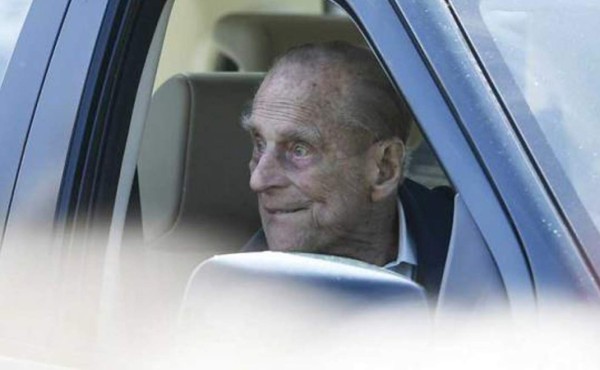 El príncipe Felipe vuelve a conducir a días del accidente y sin cinturón de seguridad   
