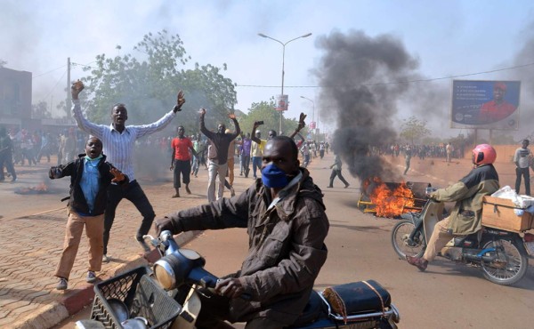 Protesta contra Charlie Hebdo deja 5 muertos en Níger