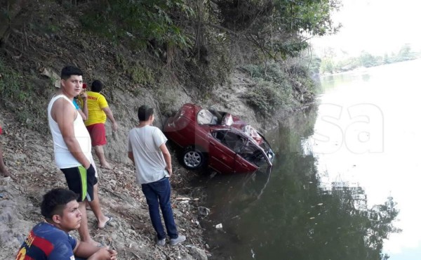 Muere una mujer y un niño desaparece al caer vehículo en el río Ulúa