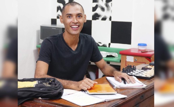 Joven hondureño busca apoyo para publicar libro de poesías