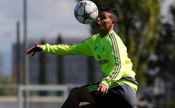 James Rodríguez para a Zinedine Zidane en el entrenamiento