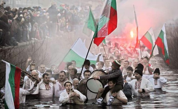 Búlgaros celebran la Epifanía zambulléndose en aguas heladas