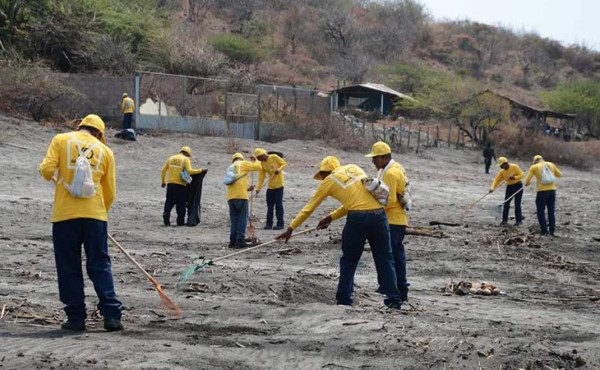 Presos salvadoreños limpian playas antes de Semana Santa