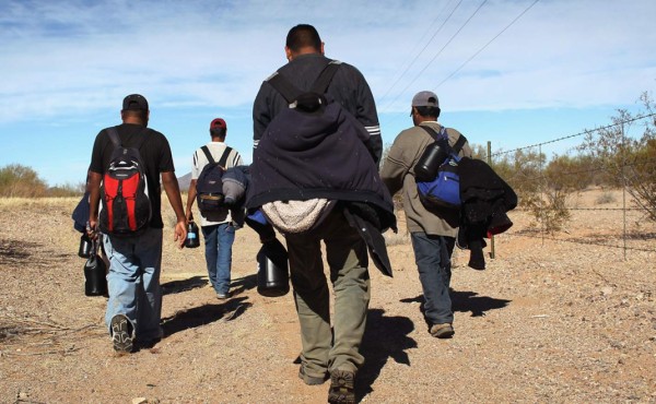 Cónsules revisan restos de inmigrantes hallados en desierto de EUA