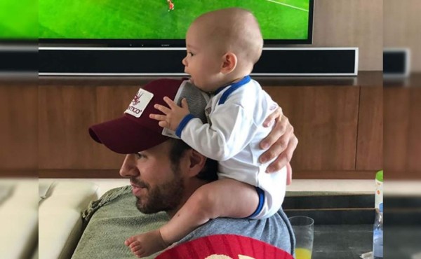 Video: Enrique Iglesias enamora en su faceta de padre