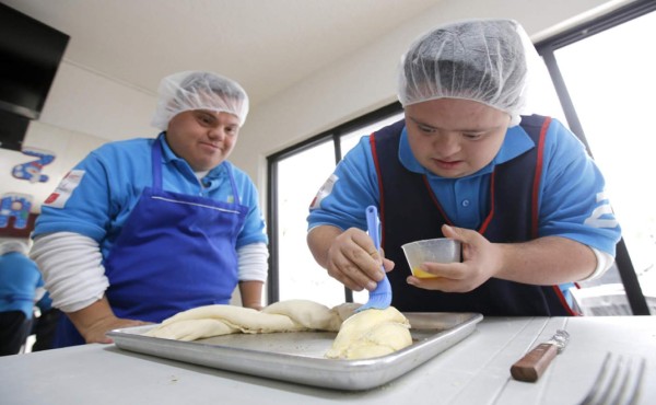 Jóvenes con síndrome de Down atienden un café incluyente en México