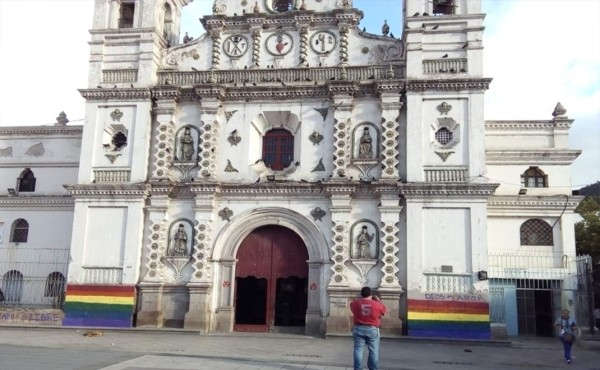 Pintan una iglesia católica con colores de la bandera de la comunidad LGTB