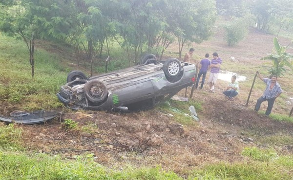 Volcamiento de vehículo en carretera de Pimienta casi termina en tragedia