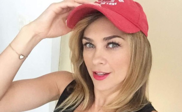 Aracely Arámbula comparte fotos en bikini