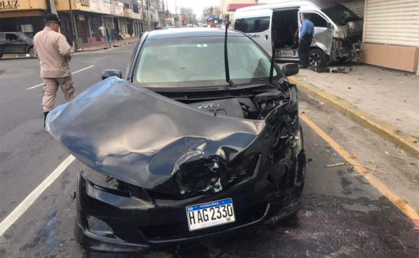 Dos heridos deja choque entre busito y turismo en San Pedro Sula