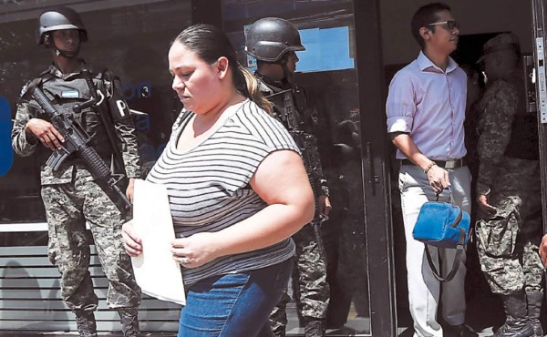 200 exempleados de la DEI interponen demanda al Estado