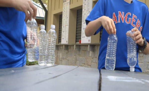 Todos quieren hacer el reto de la botella, ¿ya lo intentaste?