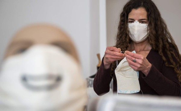 Coser mascarillas, ocupación viral en Europa