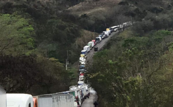 La fila es de más de dos kilometros y sobre todo de vehículos de carga pesada.