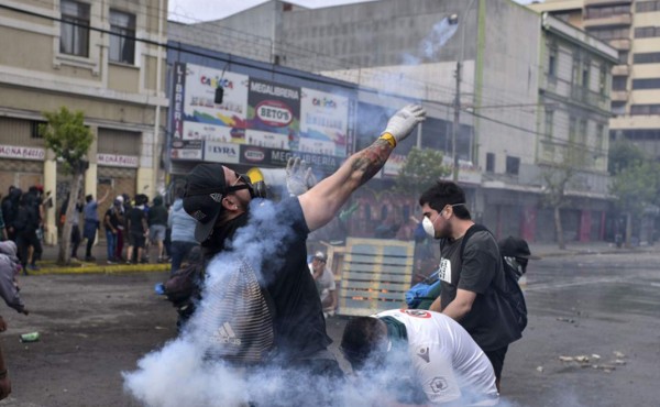 Presidente de Chile levanta estado de emergencia; manifestaciones congregan a millones