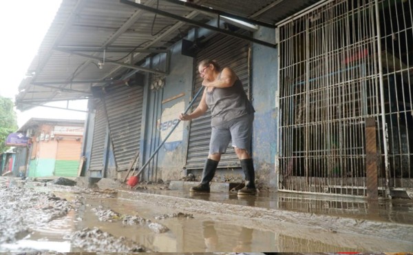 Hondureños vuelven a sus casas devastados por Eta y Iota