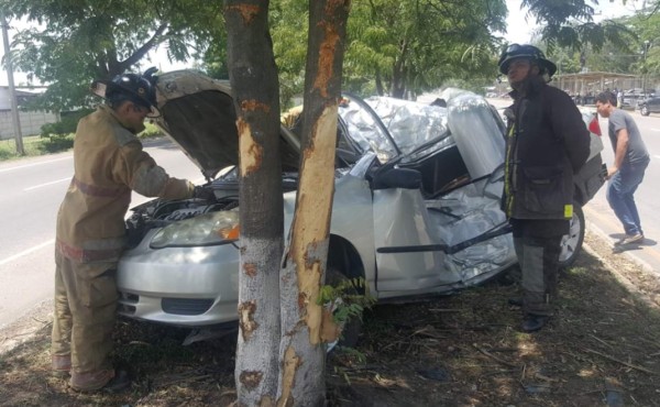 Vehículo pierde el control e impacta contra árbol en bulevar de Villanueva