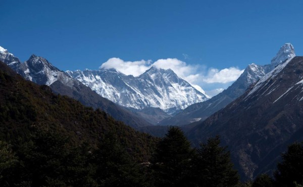 El coronavirus paraliza la actividad en torno al Everest