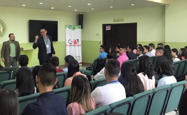 Alumnos de secundaria reciben cursos sobre emprendimiento y negocios