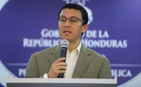 Gobierno asegura que David Romero extorsionó a funcionarios para evitar su condena y captura