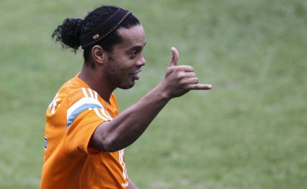 Ronaldinho escapa de una turba de aficionados en el estadio