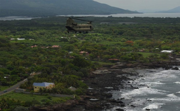 Helicópteros del Ejército de EEUU realizan ejercicio de vuelo en el norte de Honduras