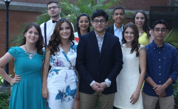 Bachilleres de la Fountain of Light se reúnen