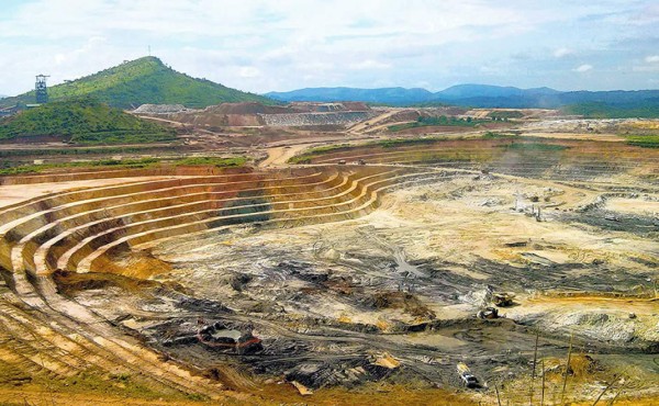 Anglo American reevalúa recortes tras el alza de las materias primas