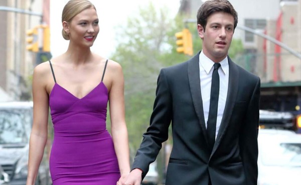 Karlie Kloss disfruta salvaje luna de miel