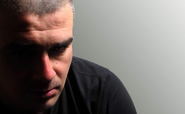 Le atrae otro hombre, pero no es gay