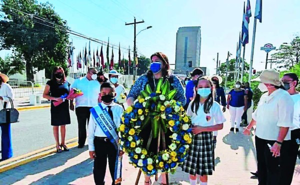 Con desfile cívico militar rinden tributo a la patria