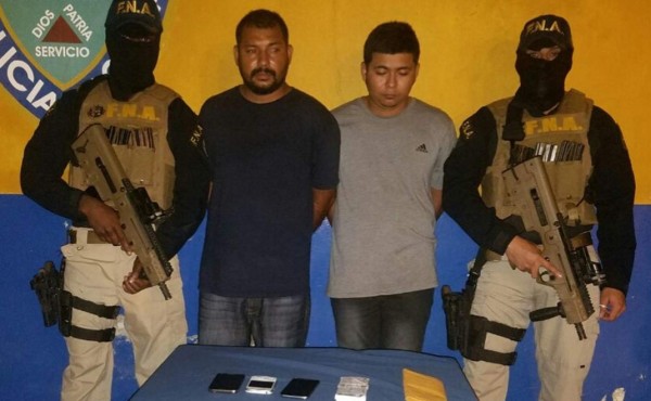 Capturan con 400 mil lempiras a dos supuestos extorsionadores en Roatán