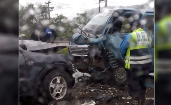 Accidente de bus rapidito y camioneta deja un herido grave en San Pedro Sula