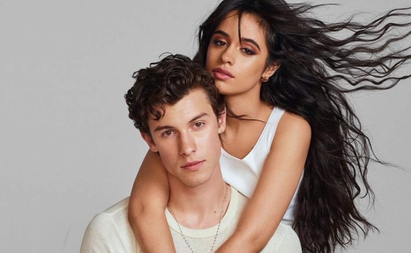 Shawn Mendes niega romance con Camila Cabello, pero no le quita las manos de encima