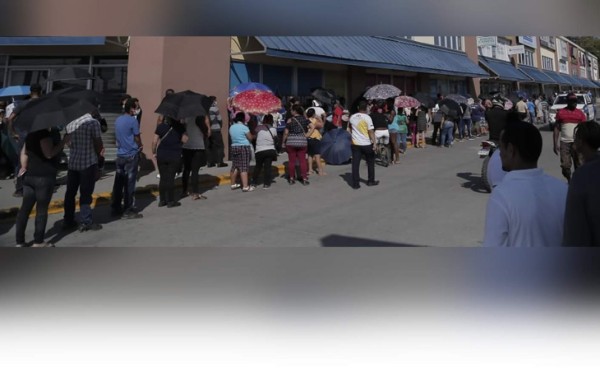 Hondureños vuelven a abarrotar bancos y gasolineras en crisis por coronavirus