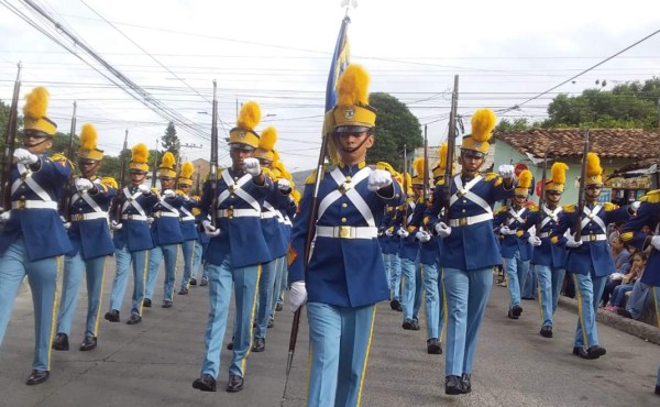 Colegios de Comayagua y Siguatepeque demuestran fervor patrio en desfiles